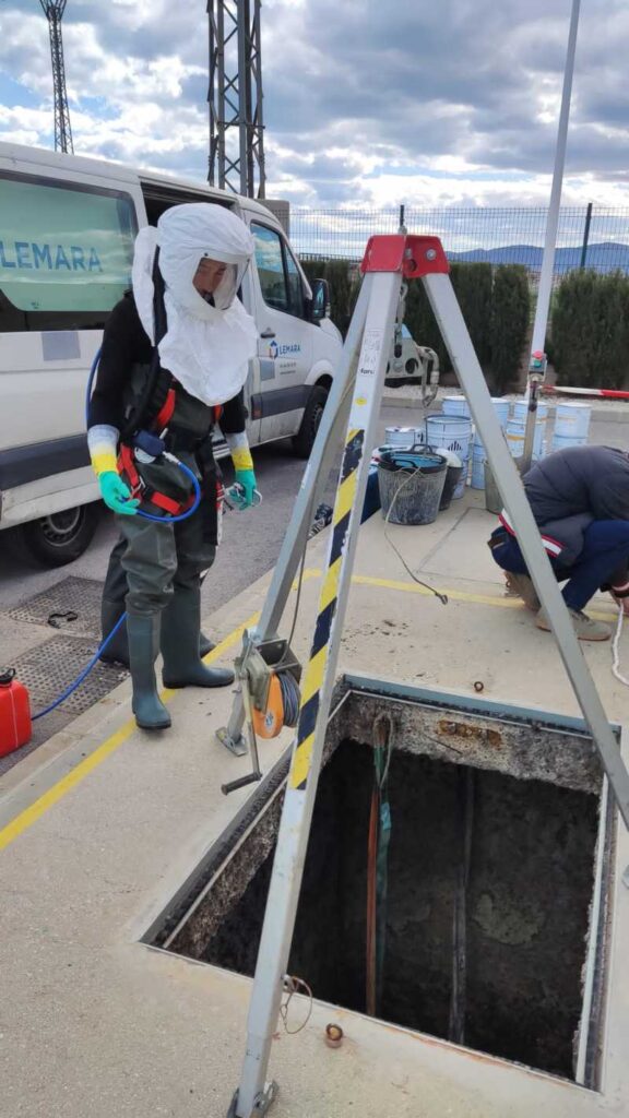 Protección de depósito de bombeo de aguas fecales frente ataques químicos