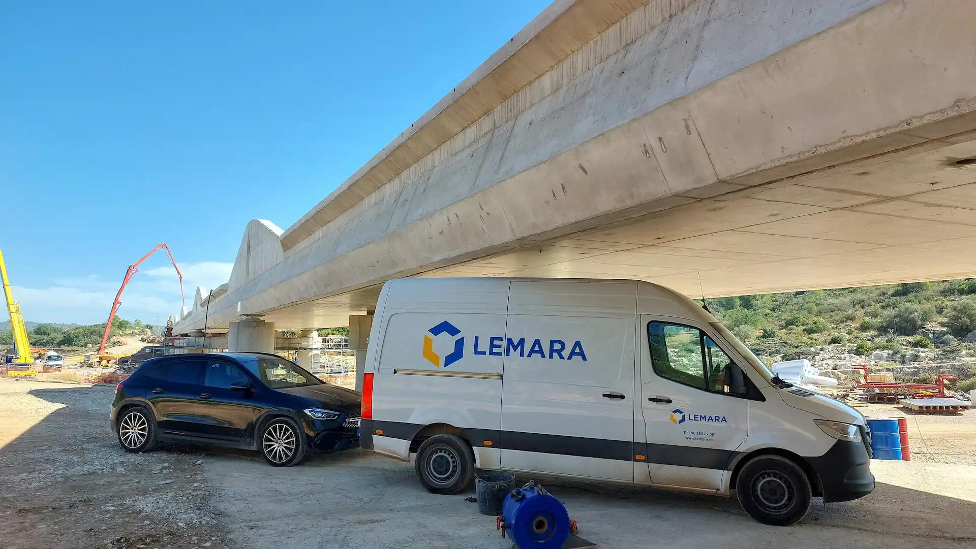 Furgoneta de Lemara bajo un puente en reparación